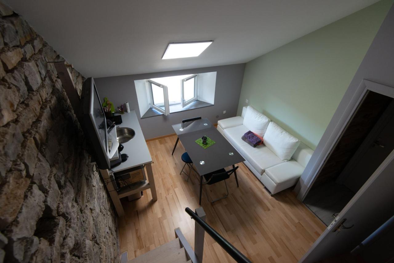 Gîte L'Atelier de Tournerie Montigny-sur-l'Ain Exterior foto